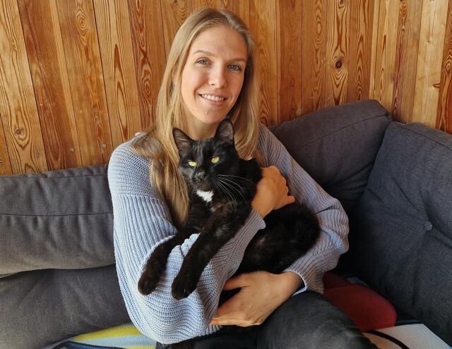 Ende gut, alles gut! Anja Pontasch mit Kater Brutus, der eine Woche lang auf einer Fichte ausharren musste, schlussendlich aber gerettet wurde.  | Foto: Privat