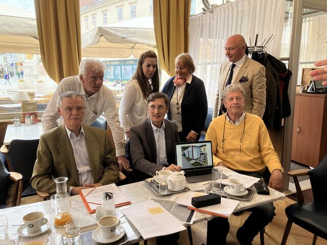 von links: Dr. Wolfgang Riegler, Stadtrat Jowi Trenner, Simone Komoli, Manfred Pignitter, Andreas Stichs, Gemeinderat Peter Koczan, Wilhelm Loderer. Am Laptop zeigt Pignitter das mobile WC, dessen "Husch-Pfusch-Installierung" er vehement kritisiert.