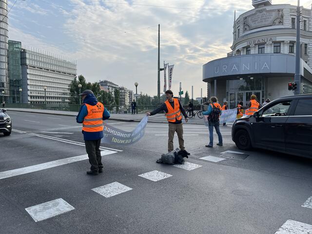 Nach dem Auftakt der angekündigten Protestwelle am Dienstag schlug die "Letzte Generation Österreich" am Mittwoch den Donaukanal im Bereich der Urania sowie auf der Lände in Höhe der Friedensbrücke zu. | Foto: Letzte Generation AT