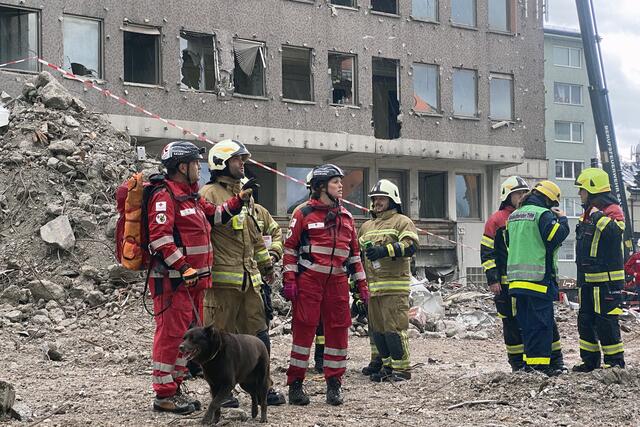 Internationale Großübung AIFER in Salzburg, Katastrophenschutz des Landes Salzburg, Einsatzorganisationen aus Salzburg, Bayern und Tirol und Bundesheer üben verschiedene Szenarien in Seekirchen, Oberndorf, Laufen, Kuchl und in der Stadt Salzburg unterstützt durch künstliche Intelligenz (Universität Salzburg). Katastrophenübung, Blaulichtorganisationen, Einsatzzentrale. 29.4. 2023, im Bild: Einsatzkräfte zur Personenbergung am Unglücksort eingetroffen. | Foto: Land Salzburg / Melanie Hutter