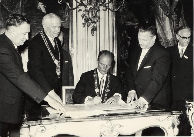 Alois Lugger (2. v. l.) und Eugen Keidel (sitzend) unterzeichneten 1963 die erste Innsbrucker Städtepartnerschaft.  | Foto: Stadtarchiv/Stadtmuseum