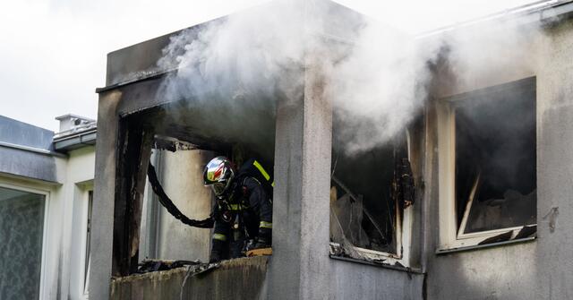 Löscharbeiten der Feuerwehrkräfte | Foto: zeitungsfoto.at