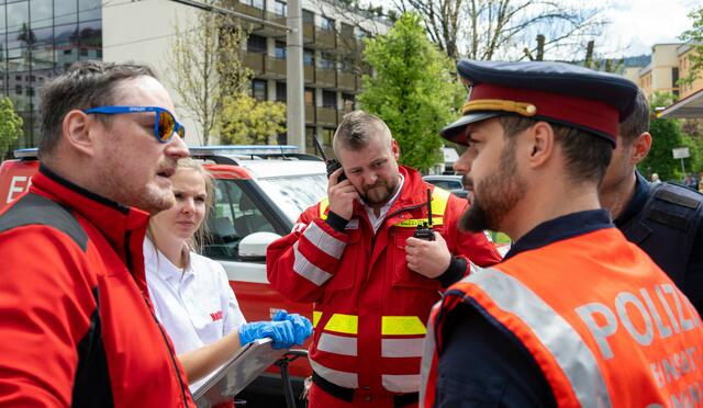 Einsatzbesprechung vor Ort. | Foto: zeitungsfoto.at