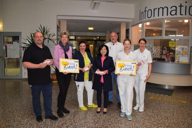 Nationalrätin Martina Dieser-Wais und Bundesrätin Margit Göll beim "Dankebesuch" im Landeskrankenhaus Gmünd. Betriebsratsvorsitzendem Johannes Fessl (1. v.l.), übergaben sie stellvertretend für die Mitarbeiterinnen und Mitarbeiter Manner-Schnitten. | Foto: Volkspartei Niederösterreich