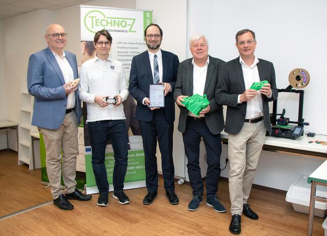 Makerspace ist eröffnet: Christoph Wiesner, Christoph Willinger, Harald Kosch, Walter Stephan und Bernhard Zwielehner. | Foto: BRS/Doms