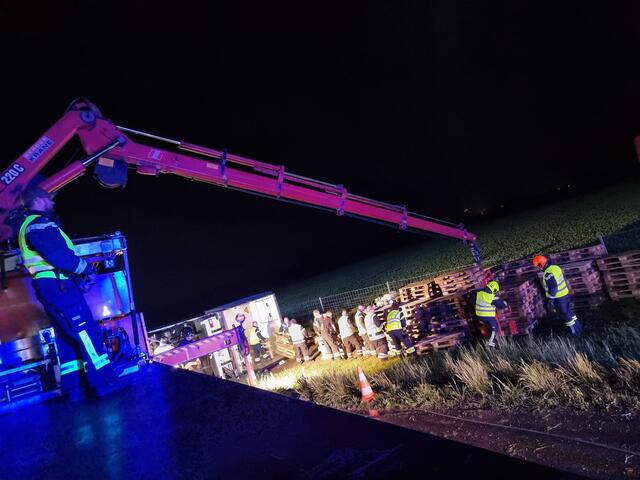 Auch ein Kranfahrzeug der FF Mödling war im Einsatz. | Foto: BFKDO BADEN / Stefan Schneider