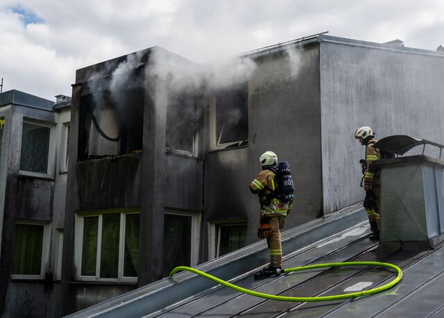 Löscharbeiten der Feuerwehrkräfte | Foto: zeitungsfoto.at