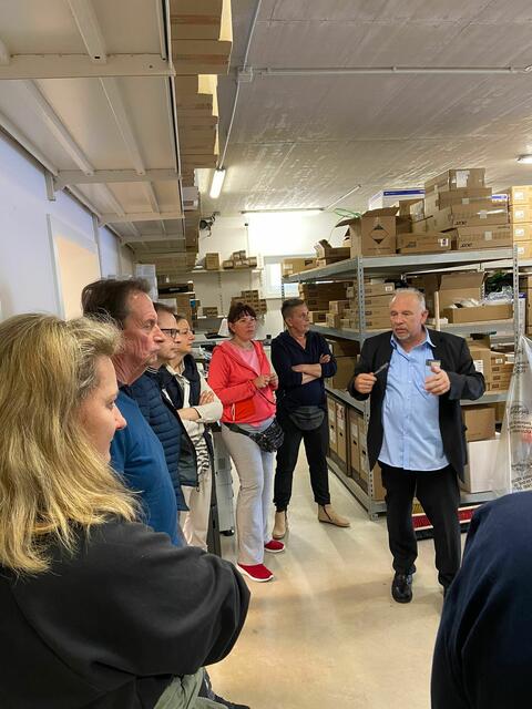 Peter Wagner (rechts), Geschäftsführer von "Carta", führte interessierte Besucherinnen und Besucher durch seine Firma. | Foto: Carta