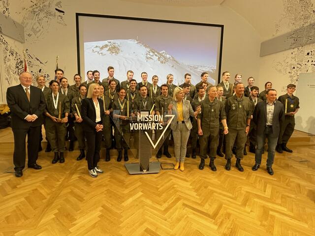 Österreichs Heeressportlerinnen und -sportler durften in der vergangen Wintersaison zahlreiche Erfolge feiern. Am Mittwoch zeichnete Verteidigungsministerin Klaudia Tanner (ÖVP) die erfolgreichen Wintersportlerinnen und -sportler aus. | Foto: Maximilian Karner