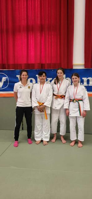 Coach Sylvia Konzmann mit den u16-Judokas Enrique Monteiro, Elisabeth Konrad und Elena Barbist (v.l.).