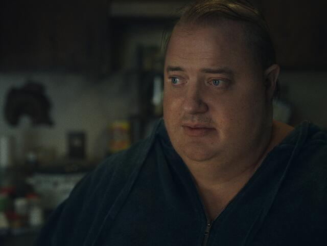 Der Oscarprämierte Brendan Fraser ist aktuell in "The Whale" im Kino zu sehen. Basierend auf dem gleichnamigen Theaterstück von Samuel D. Hunter erzählt das Drama von einem adipösen Mann mittleren Alters, der sich seiner einst verlassenen Tochter wieder annähern möchte. | Foto: Plaion Pictures