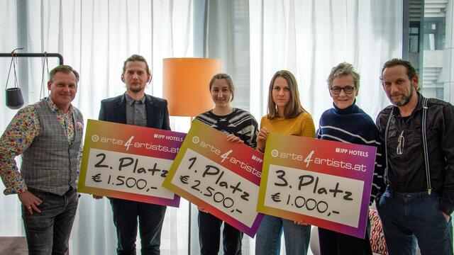 Die glücklichen Gewinner:innen der Kunstuniversität in Linz. Von links: ‚arte4artists‘-Projektleiter Michael Frödrich, Simon F. Praetorius, Katharina Biser, Michaela Kessler, Gitti Vasicek und Mike Shane. | Foto: Lisa Schober
