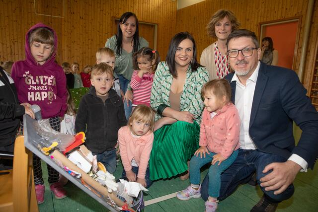 Landeshauptmann-Stellvertreterin Mag.a Astrid Eisenkopf &amp; Bürgermeister Jürgen Karall gratulierten den Kindergartenpädagoginnen zur Auszeichnung. | Foto: Landesmedienservice Burgenland 