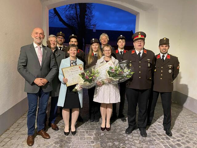 v.l.: Bgm. Josef Schaden, Vzbgm. Günther Prinz, Markus Thaler, Florian Koppenstiener, Martina Honeder, Bianca Marchsteiner, Robert Reuberger, Ingrid Bachtrog, Dominik Marchsteiner, Kdt. Hermann Bachtrog und Thomas Kaufmann | Foto: Marktgemeinde Schweiggers