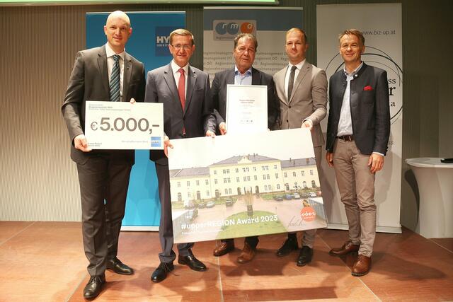 "Siegerprojekt Dragonerquartier Wels" - Alexander Wienerroither (HYPO Oberösterreich), Landesrat Markus Achleitner, Horst Irsiegler (WAG Wohnungsanlagen GmbH), Markus Brandstetter (Geschäftsführer Regionalmanagement OÖ), Werner Pamminger (Geschäftsführer Business Upper Austria) (v.l.) | Foto: Cityfoto/Andreas Maringer