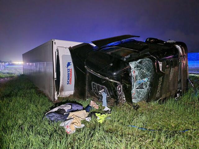 Ein mit acht Tonnen Paletten beladener Lkw stürzte neben der A2 Südautobahn bei Traiskirchen um. | Foto: BFKDO BADEN / Stefan Schneider