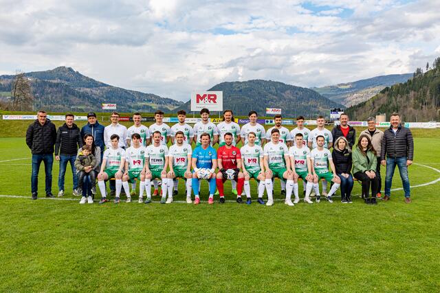 Die Liga-Mannschaft des SV M&amp;R Feldkirchen in den neuen Dressen, die vor dem Ligaspiel gegen Klagenfurt präsentiert wurden. | Foto: SV M&amp;R Feldkirchen