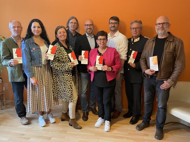 Eröffnung der Männerberatungsstelle in Leibnitz: Manfred Kummer, Sandra Jakomini, Annemarie Hirzer, Norbert Leitner, Michael Schumacher, Bernadette Kerschler, Jürgen Hochsam, Bernhard Schwarz, Alexander Bernhard  | Foto: Waltraud Fischer