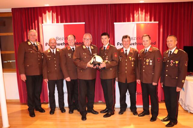 Neues Bezirkskommando: LFI Alfons Gruber, BFI Thomas Greuter, Kassier Charly Heymich, BFK a.D. Hermann Wolf, BFK Simon Schwendinger, Stv. Thomas Ladner, Schriftführer Andreas Hauser und LFK Jakob Unterladstätter (v.l.). | Foto: Othmar Kolp