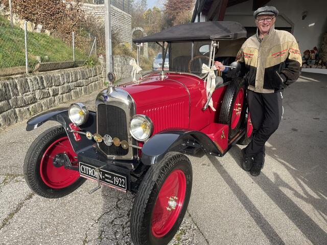 Josef Irsiegler mit seinem bordeauxroten Oldtimer. 1.000 Arbeitsstunden und einiges an Geld steckte er in die Restaurierung.