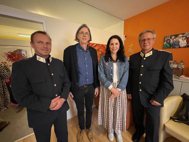 Inspektor Klaus Reiterer, Norbert Leitner (Männerberatungsstelle Leibnitz) , Sandra Jakomini (Frauenberatungsstelle Leibnitz) und Kommandant Bernhard Schwarz | Foto: Waltraud Fischer