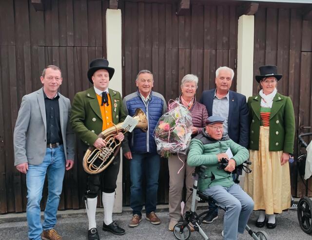 Der Jubilar Hubert Kratzer mit Vizebgm. Alexander Jäger, Christian Streng (Obmann der MK Prutz, Josef Partoll (Obmann vom Seniorenverein), Christine Kratzer, Bgm. Heinz Kofler und Manuela Walzthöni (v.l.). | Foto: Simon Walzthöni