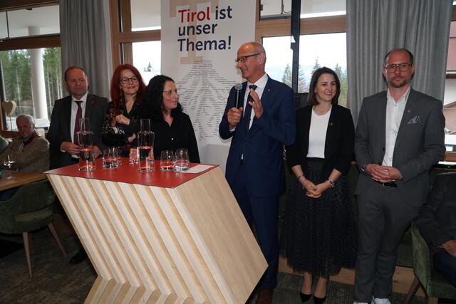 LH Mattle (mit Mikrofon) und die weiteren VP-Regierungsmitglieder und Moderatorin in Ehrwald.