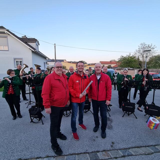 BM Robert Szekely, LAbg. Rene Pfister, SPÖ Parteivorsitzender Hanspeter Wehofer mit dem Musikverein Klein-Neusiedl/Enzersdorf a.d. Fischa v.l.n.r.
 | Foto: Gemeinde Klein-Neusiedl