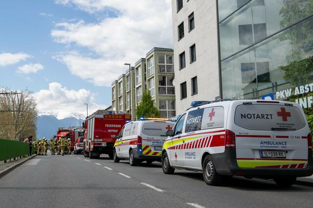 Berufsfeuerwehr, Freiwillige Feuerwehr Hötting, Polizei und Rettungskräfte waren im Einsatz. | Foto: zeitungsfoto.at