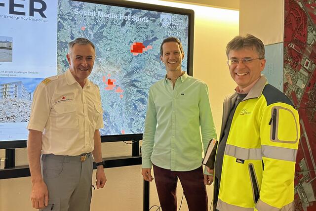 Internationale Großübung AIFER in Salzburg, Katastrophenschutz des Landes Salzburg, Einsatzorganisationen aus Salzburg, Bayern und Tirol und Bundesheer üben verschiedene Szenarien in Seekirchen, Oberndorf, Laufen, Kuchl und in der Stadt Salzburg unterstützt durch künstliche Intelligenz (Universität Salzburg). Katastrophenübung, Blaulichtorganisationen, Einsatzzentrale. 29.4. 2023, im Bild: Leiter des Katastrophenschutzes des Landes Markus Kurcz (rechts), Prof. Bernd Resch (Universität Salzburg) und Landesrettungskommandant Anton Holzer (Rotes Kreuz) in der High-Tech-Einsatzzentrale bei den letzte Vorbereitungen. 28.4.2023 | Foto: Land Salzburg / Melanie Hutter