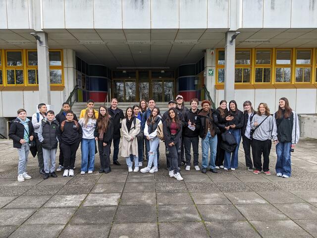 Die französischen Schülerinnen und Schüler vor dem Bundesschulzentrum in Deutschlandsberg. | Foto: Foto Stiegler