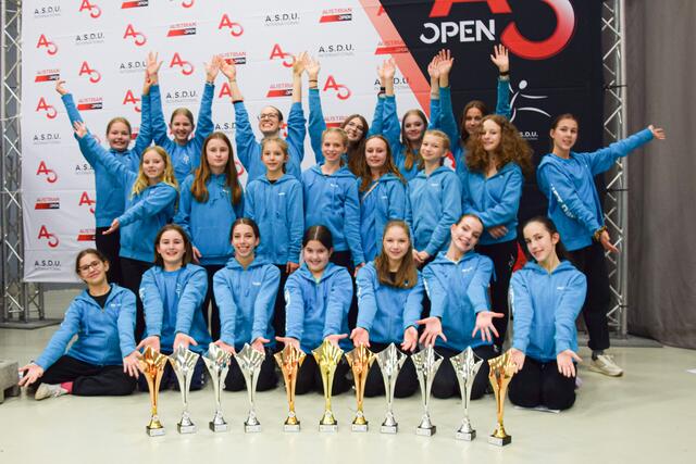 Alle Pokalträger der UET Dancers auf den ASDU Austrian Open | Foto: Doris Rupp