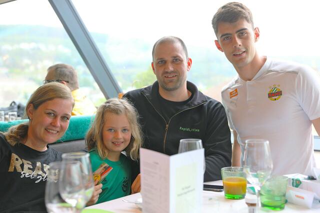 Mit seiner Mutter kann man den Tag beim grün-weißen Muttertagsbrunch in der "Rekordmeister Bar" im Allianz Stadion (Gerhard-Hanappi-Platz 1, 14. Bezirk) genießen.  | Foto: SK Rapid Wien