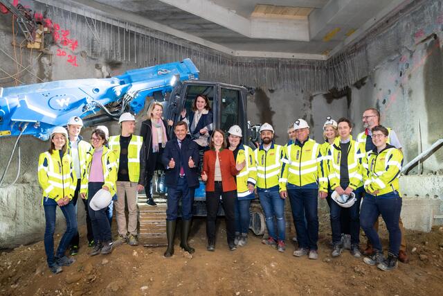 So schaut's aus beim Tunnelanstich: Stadtrat Peter Hanke (SPÖ, vor Bagger, im Sakko) freut sich.   | Foto: David Bohmann