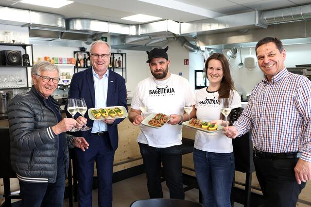 Johann Santer, Günther Baschinger, Josef und Barbora Bejcek sowie Hans Moser (v.l.) in der Bagetteria. | Foto: Andreas Maringer