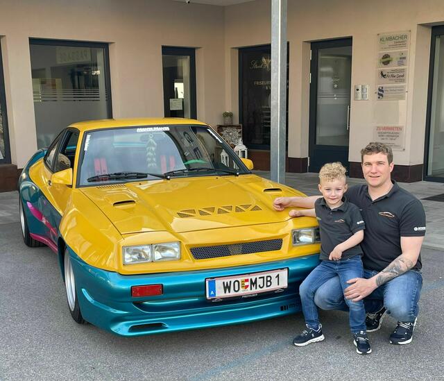 Michael Bauer mit Sohn Luis (4) vor dem kultigen Opel Mata. | Foto: Privat