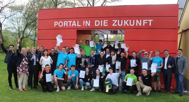 Die erfolgreichen Lehrlinge mit Ehrengästen und dem Team der Technischen Akademie. | Foto: TAK 