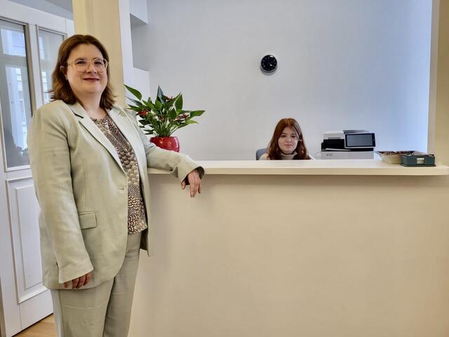 Isabella Pouzar-Hofmeister (links) eröffnete kürzlich das Notariat Mariahilf.  | Foto: Salme Taha Ali Mohamed