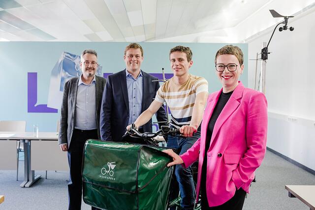 V.l.: Hans-Martin Neumann (Direktor Planung, Technik und Umwelt), Klimalandesrat Stefan Kaineder (Grüne), Andreas Windhager (Abteilung Umwelttechnik) und Klimastadträtin Eva Schobesberger (ÖVP) präsentierten ein Messfahrrad, das mobile Messfahrten möglich macht.
 | Foto: Land OÖ