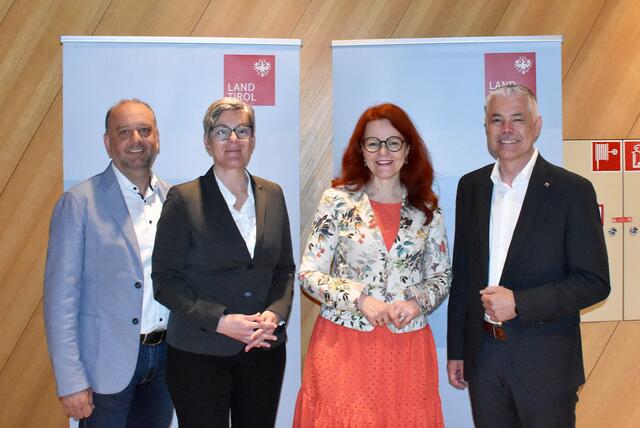  V.l.n.r.: Bgm. Klaus Gritsch (Obmann PV Völs - Kematen u. U. - Sellrain), Kathrin Eberle (Vorständin der Abteilung Pflege), LR Cornelia Hagele und BH Michael Kirchmair. | Foto: Land Tirol/Pölzl