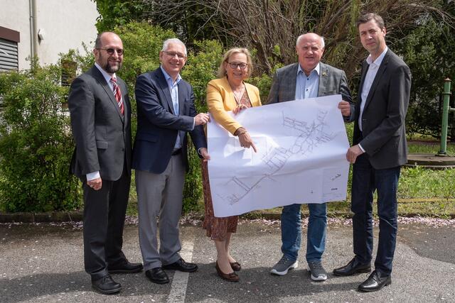 EVN Geoinfo Michael Sob, Abteilungsleiter Geoinformation und Vermessung der Wiener Netze Christian Klug, Bürgermeisterin Lanzendorf Silvia Krispel, Bürgermeister Himberg Ernst Wendl, Geschäftsführer EVN Geoinfo Thomas Reischer v.l.n.r | Foto: EVN / Seebacher