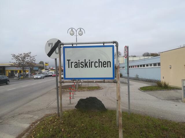 Seit Freitag kursieren auf Facebook &amp; Co. Warnungen über einen Mann mit Glatze, der Kinder in Traiskirchen und Umgebung in ein schwarzes Auto locken will. Bei der Polizei wurde ein Fall gemeldet. Sie geht den Hinweisen nach. Weitere Fälle wurden nicht gemeldet oder angezeigt.  | Foto: Stockmann