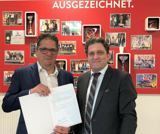 Bei der Überreichung des Dekrets: Direktor Christoph Rosenstatter und Leiter der Pädagogischen Abteilung der Bildungsdirektion Anton Lettner. | Foto: HAK.HAS Neumarkt