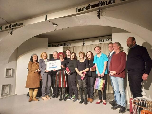 Das Theaterstudio Köflach übergab 670 Euro an den Kiwanis Club Styria West, auch Bürgermeister Helmut Linhart war dabei. | Foto: Reinprecht