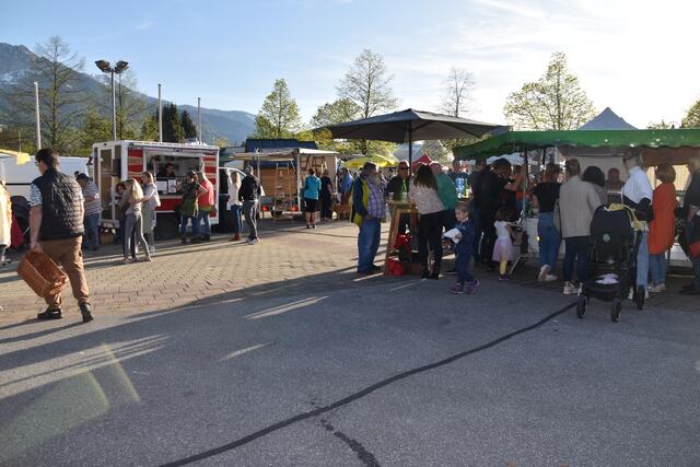 Die Besucher kosten sich durch die vielen Angebote. | Foto: MeinBezirk.at