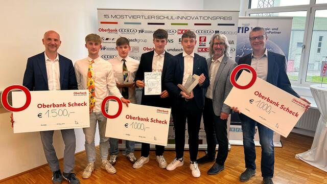 Die stolzen angehenden Wirtschaftsingenieure mit ihren Betreuern: 
Prof. Jürgen Krajsek-Pilz, Alexander Scherz, Matteo Denk, Christian Lueger, Raphael Tober, Prof. Eckhard Gussmack und AV Prof. Pölzgutter Gerhard 
