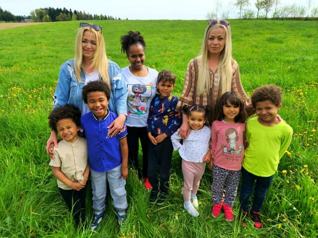 Maria Huber, Ahlam Dorfer und Doris Huber (von links) mit ihren Kindern wehren sich gegen rassistische Anfeindungen.  | Foto: Huber