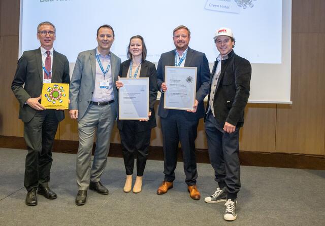 Verleihung des Österreichischen Umweltzeichens und EU Ecolabels durch Andreas Tschulik (BMK) an Thomas Schmid, Daniela Kohoutek, Michael Krischak und Rainer Schönfelder vom COOEE alpin Hotel Bad Kleinkirchheim | Foto: Florian Lechner