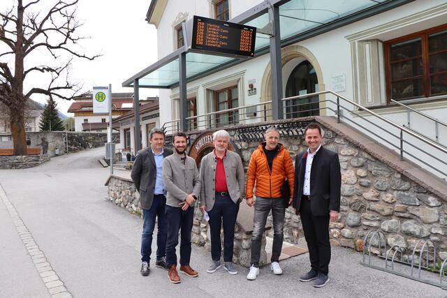 Klimahaltestellen in Ried im Oberinntal: Bgm. Daniel Patscheider, Vizebgm. Norbert Burtscher, TVB-Vorstand Kurt Rietzler,  TVB-Bereichsleiter Daniel Rundl und Markus Raich, Obmann Ortsbeirat Ried (v.l.). | Foto: Othmar Kolp