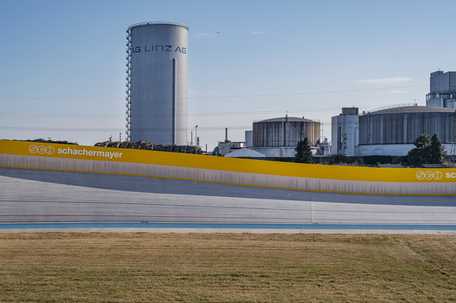 Das hello yellow Velodrom by Schachermayer wird zu einem der Schauplatz des FMR-Festivals. Hier treffen die Kulisse der Stahlstadt mit dem Blick ins Mühlviertel aufeinander.  | Foto: Violetta Wakolbinger